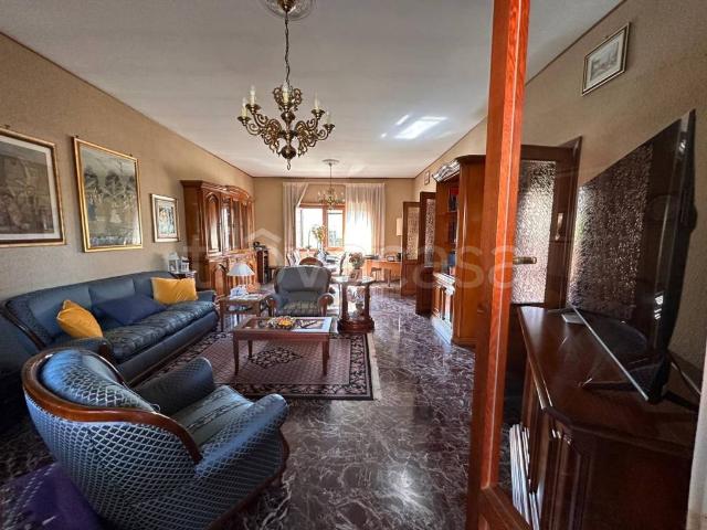 Villa bifamiliare in vendita a Marino via Aldo Moro, 95, Frattocchie