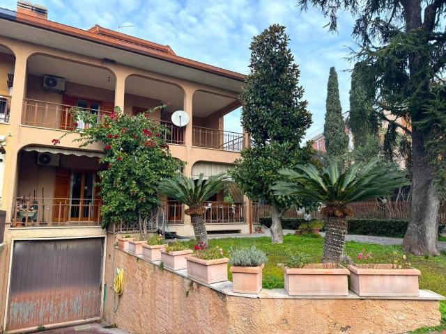 Villa bifamiliare in vendita a Marino