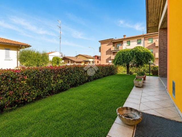 Villa bifamiliare in vendita a Medesano via Raffaello