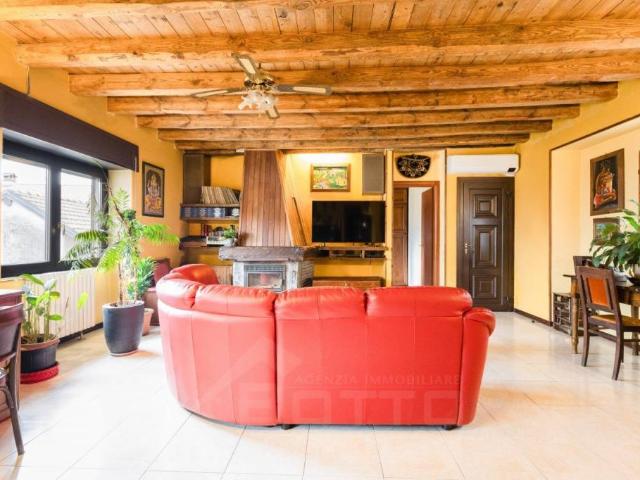 Villa bifamiliare in vendita a Meina via per Pisano, 9, Ghevio