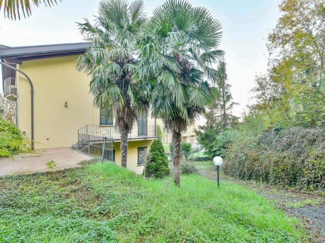 Villa bifamiliare in vendita a Merate via San Giuseppe