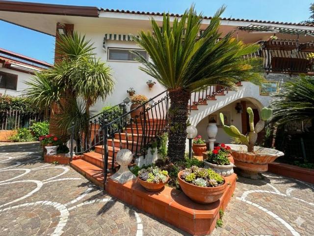 Villa bifamiliare in vendita a Napoli via Nuova Toscanella, Chiaiano