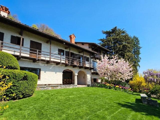 Villa bifamiliare in vendita a Nebbiuno