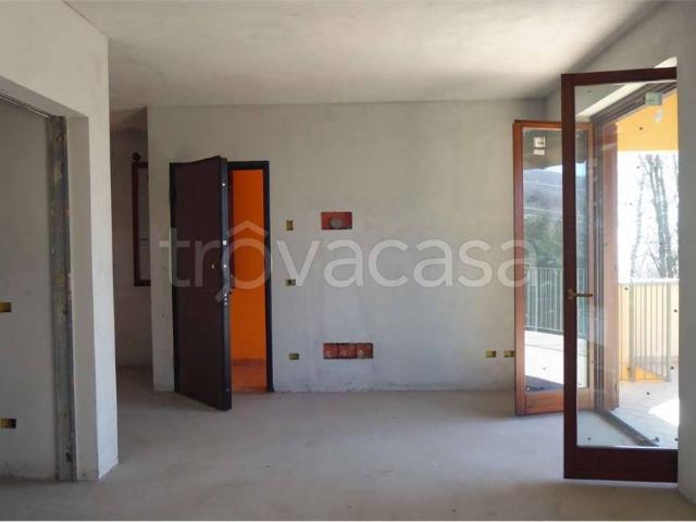 Villa bifamiliare in vendita a Nebbiuno