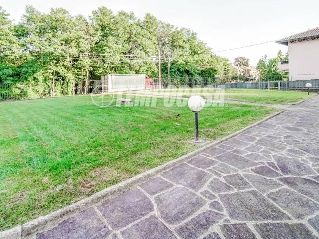 Villa bifamiliare in vendita a Solbiate Arno