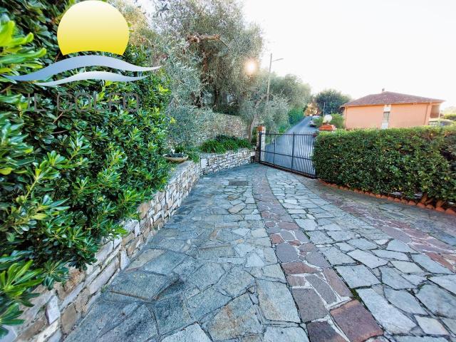Villa bifamiliare in vendita a San Bartolomeo Al Mare