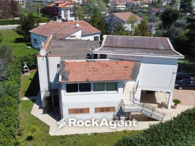 Villa bifamiliare in vendita a Sant'Egidio alla Vibrata via Indipendenza, 76