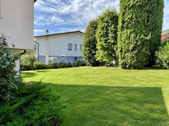 Villa bifamiliare in vendita a Schio via Tavolara, 2