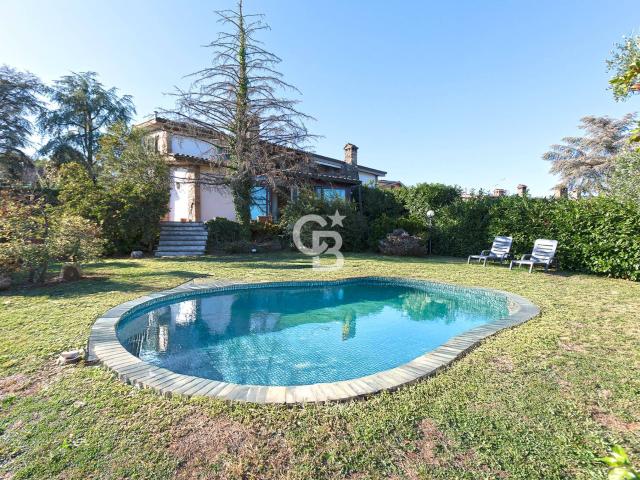 Villa bifamiliare in vendita a Sutri, Colle Diana