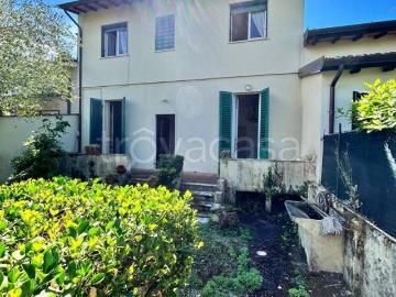 Villa bifamiliare in vendita a Pietrasanta via Cortona