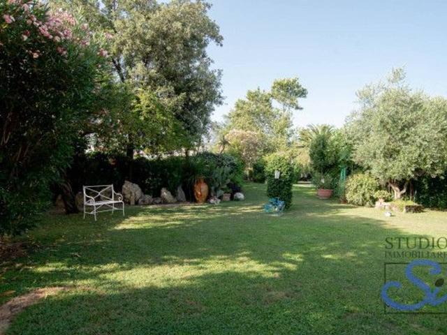 Villa bifamiliare in vendita a Pistoia