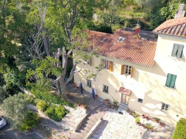Villa bifamiliare in vendita a Prato