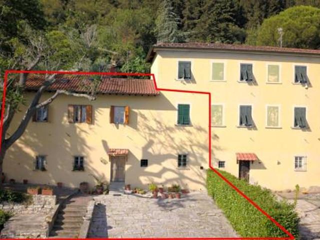 Villa bifamiliare in vendita a Prato