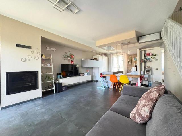 Villa bifamiliare in vendita a Robecco Sul Naviglio
