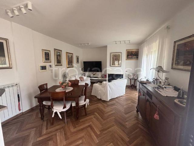 Villa bifamiliare in vendita a Rocca di Papa via Degli Aceri