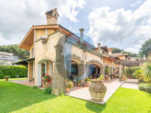 Villa bifamiliare in vendita a Rocca di Papa via di Frascati