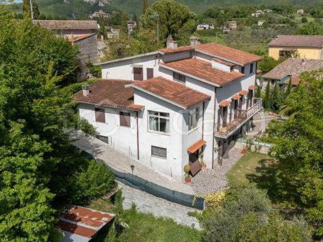 Villa bifamiliare in vendita a Rocca Sinibalda