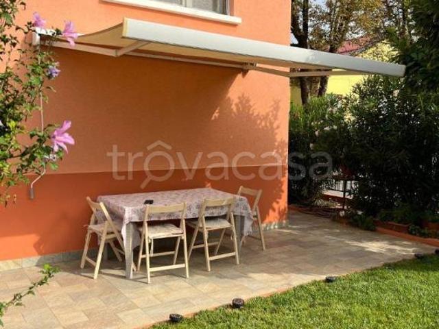 Villa bifamiliare in vendita a Rolo via Antonio Gramsci, 11