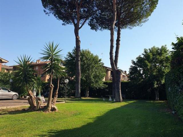 Villa bifamiliare in vendita a Roma