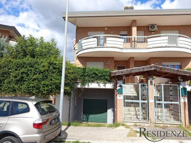 Villa bifamiliare in vendita a Roma