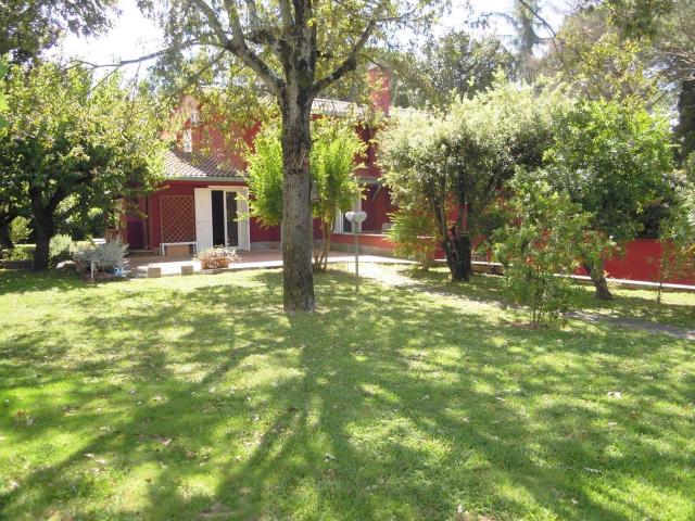 Villa bifamiliare in vendita a Roma