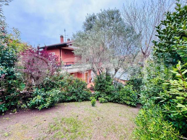 Villa bifamiliare in vendita a Roma