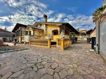 Villa bifamiliare in vendita a Roma