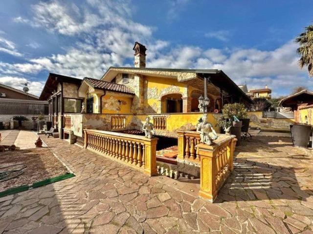 Villa bifamiliare in vendita a Roma