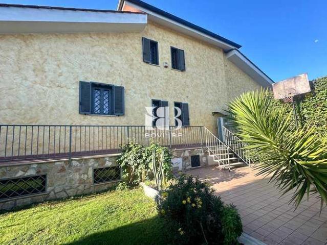 Villa bifamiliare in vendita a Roma