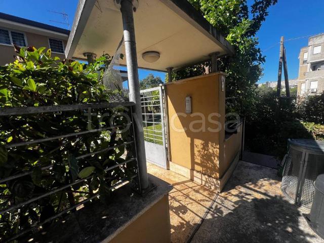 Villa bifamiliare in vendita a Roma via dei Condulmer, 18, Casetta Mattei Corviale