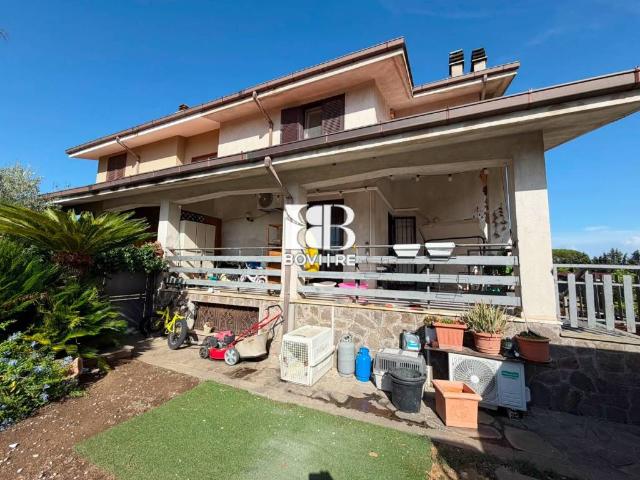 Villa bifamiliare in vendita a Roma via Orzinuovi, Valle Muricana