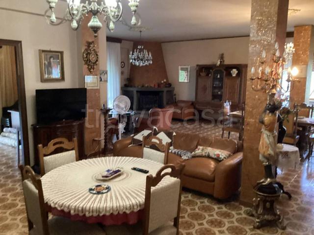 Villa bifamiliare in vendita a Roma via Ottavio Morisani, La Giustiniana