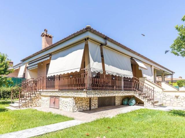 Villa bifamiliare in vendita a Roma, Castelverde