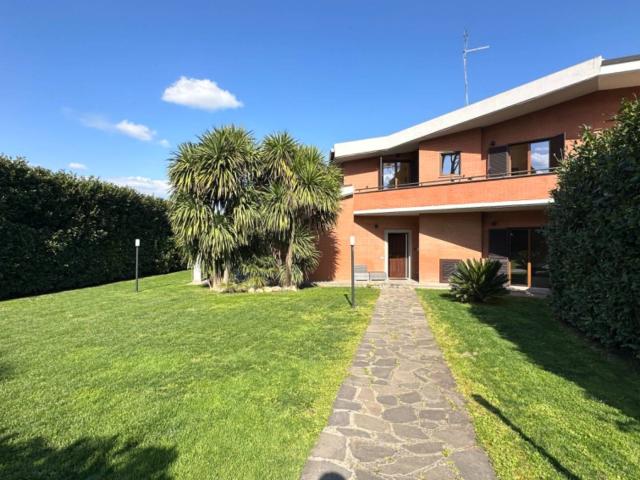 Villa bifamiliare in vendita a Roma, Olgiata