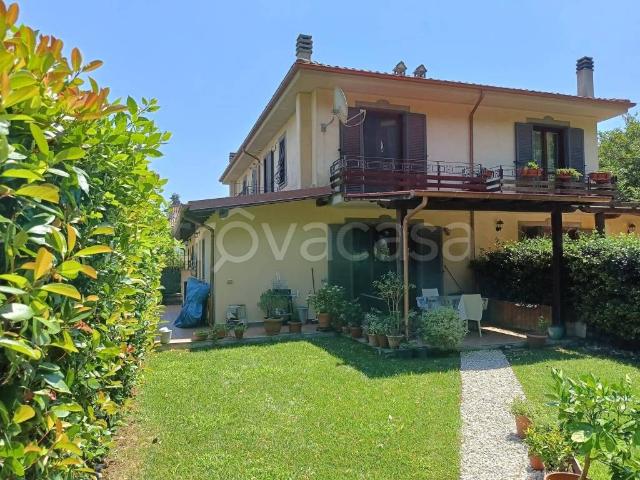 Villa bifamiliare in vendita a Ronciglione viale del Lago Cimino, Punta Del Lago