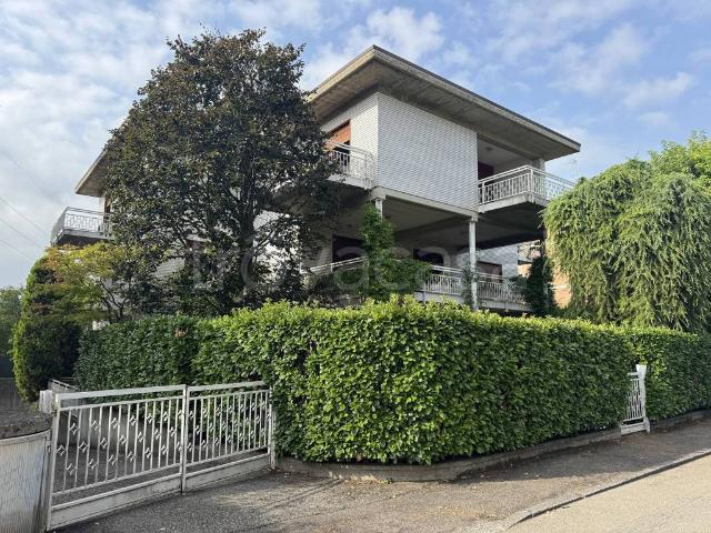 Villa bifamiliare in vendita a Reggio nell'Emilia via Ippolito Nievo, 14, Orologio