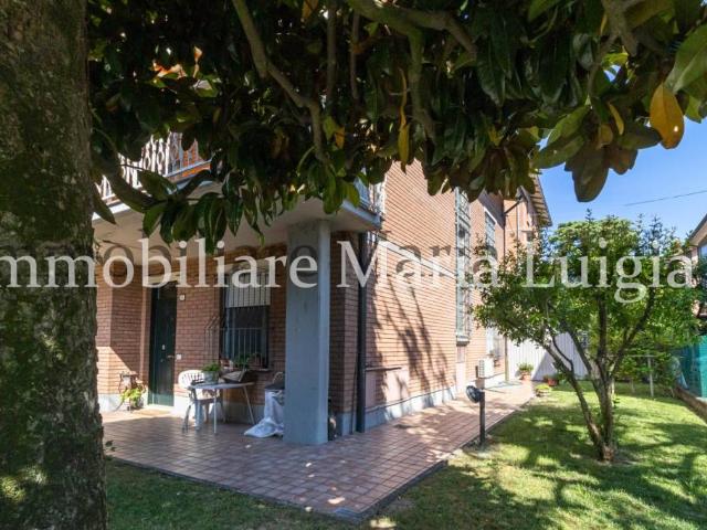 Villa bifamiliare in vendita a Reggio nell'Emilia via Sem Benelli, 13, Baragalla Canalina