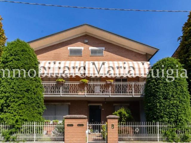 Villa bifamiliare in vendita a Reggio nell'Emilia via Sem Benelli, 13, Baragalla Canalina