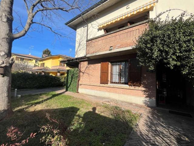 Villa bifamiliare in vendita a Reggio nell'Emilia