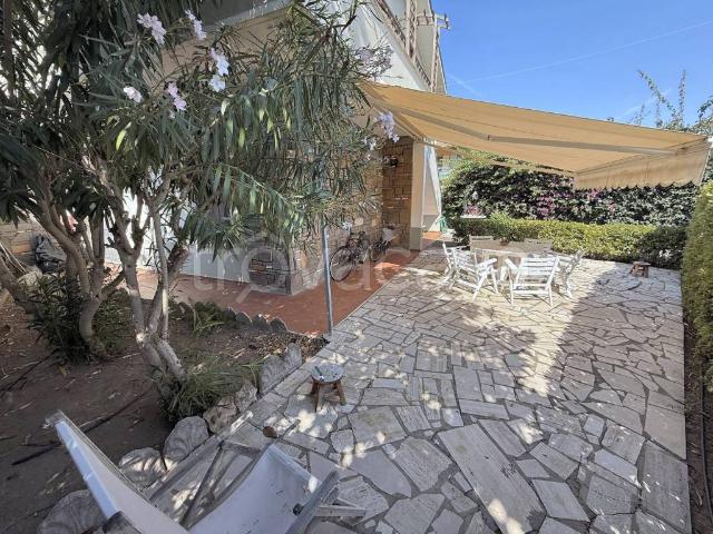 Villa bifamiliare in vendita a Tarquinia via Scott, 5, Lido Di Tarquinia