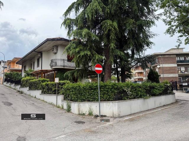 Villa bifamiliare in vendita a Teramo via Benedetto Croce, 12