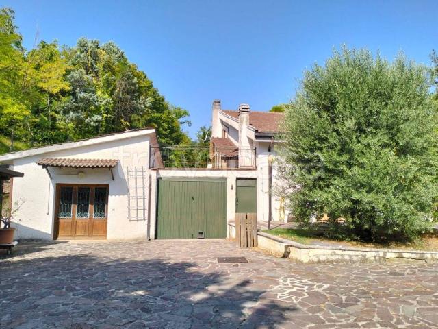 Villa bifamiliare in vendita a Terni, Cesure Valenza