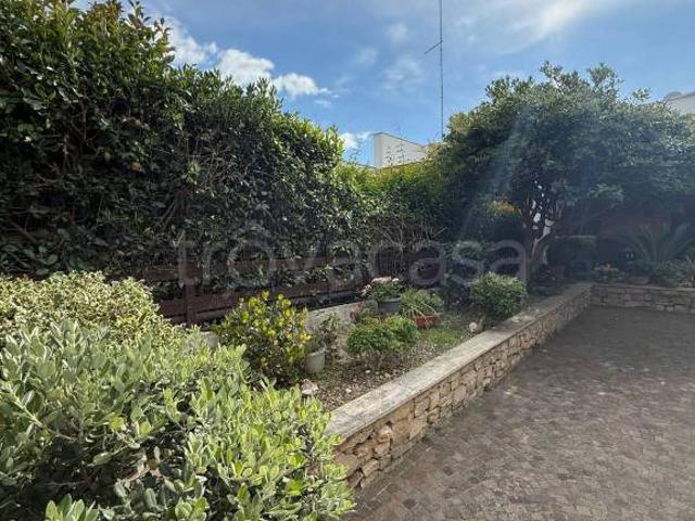 Villa bifamiliare in vendita a Valenzano via Andrea Mantegna