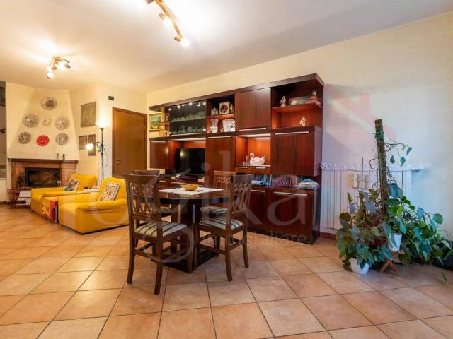Villa bifamiliare in vendita a Vellezzo Bellini via Manzoni, 41