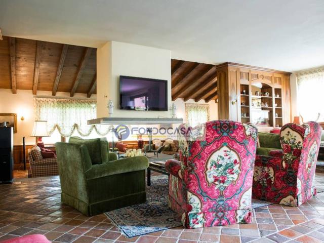 Villa bifamiliare in vendita a Venegono Inferiore via fratelli bandiera
