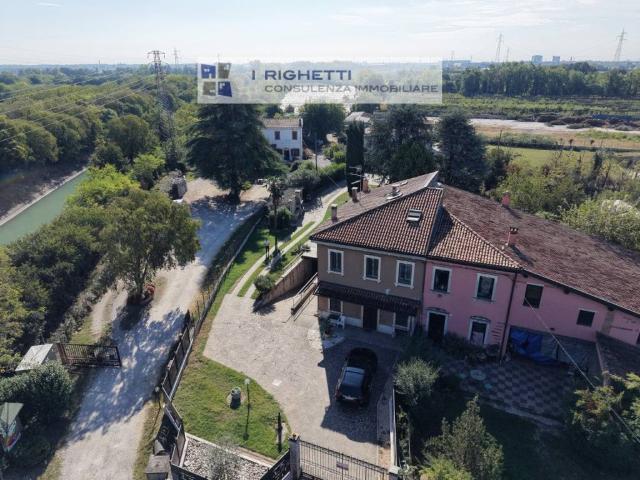 Villa bifamiliare in vendita a Verona via Lazzaretto, San Pancrazio