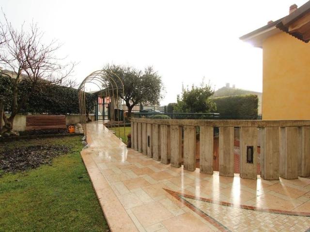 Villa bifamiliare in vendita a Verona