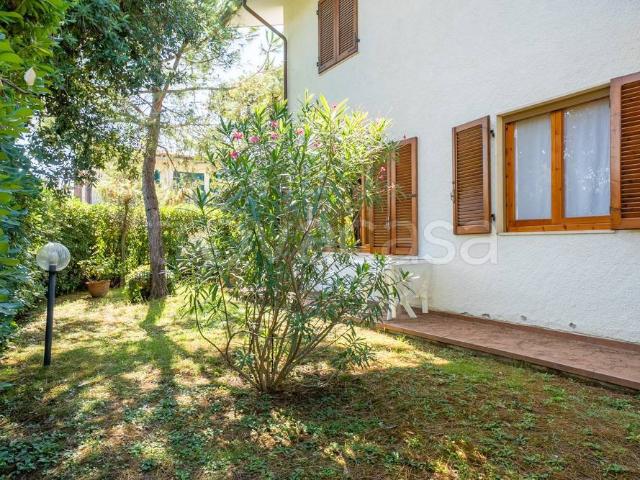 Villa bifamiliare in vendita a Vittoria Apuana, Forte dei Marmi