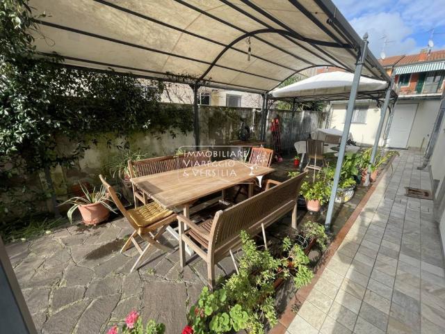 Villa bifamiliare in vendita a Viareggio via della Portichina