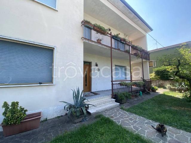 Villa bifamiliare in vendita a Villafranca di Verona
